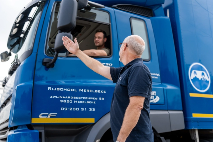 Rij-instructeur begeleidt leerling tijdens vrachtwagen CE