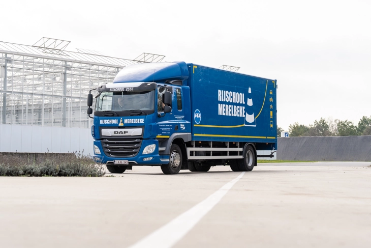 Vrachtwagen van Rijschool Merelbeke